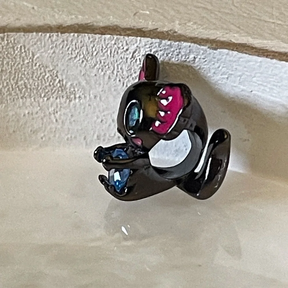 Bracelet Charm Black Salamander Holding Blue Rhinestone Heart - Picture 5 of 9